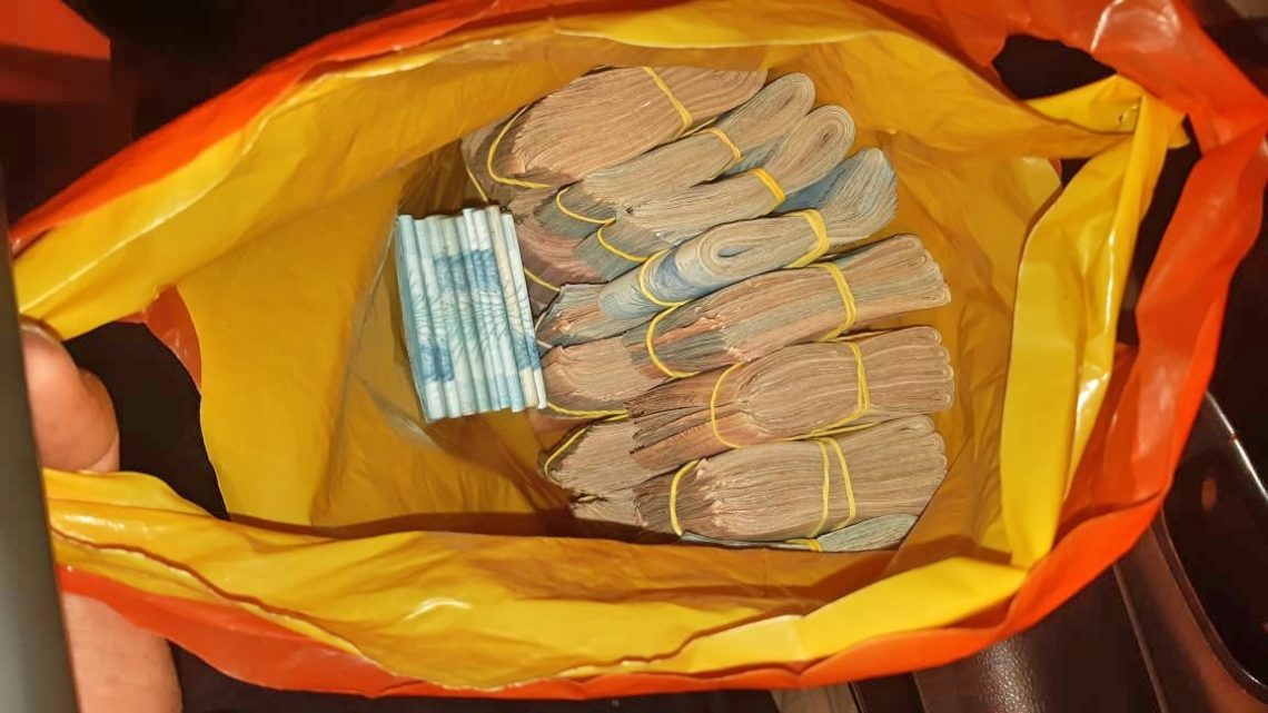 Três homens são flagrados com R$110 mil na BR-428 em Pernambuco