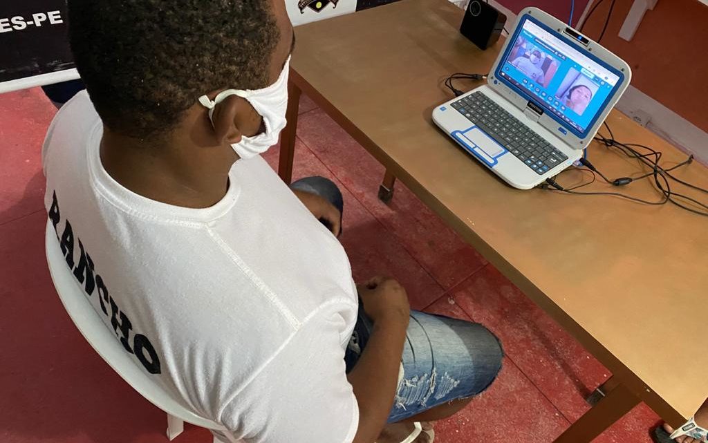 Visitas virtuais em Pernambuco conectam mais de 700 detentos e suas famílias