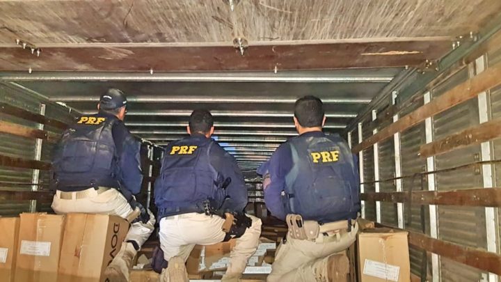 PRF apreende cigarro paraguaio avaliado em 1 milhão e meio de reais em São Caitano