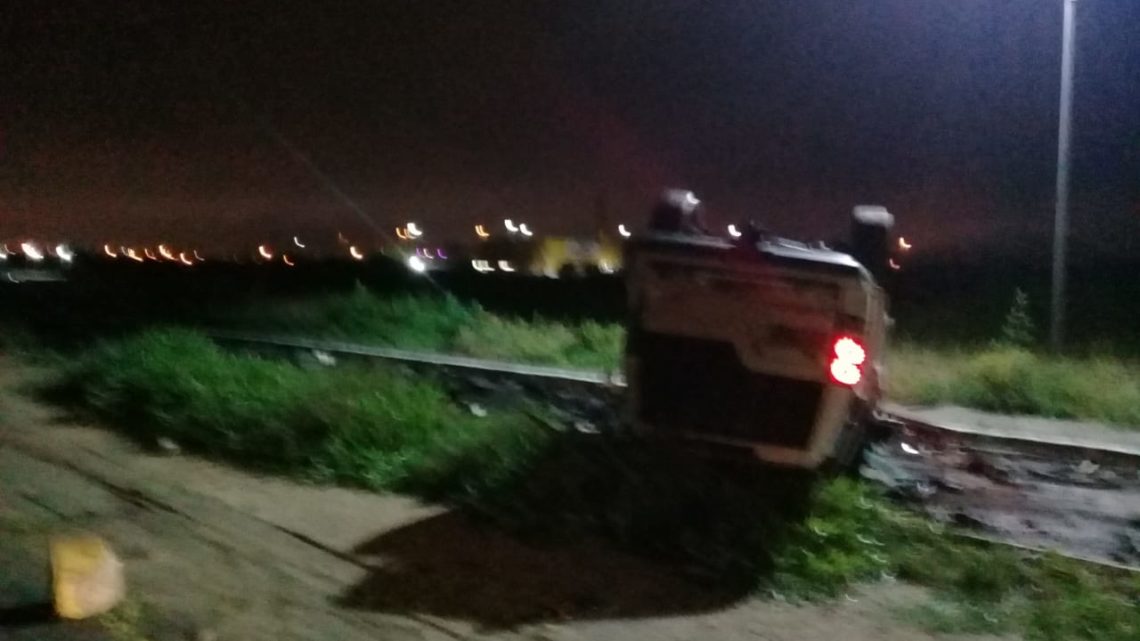 PRF encontra carro capotado e abandonado na BR-104 em Caruaru