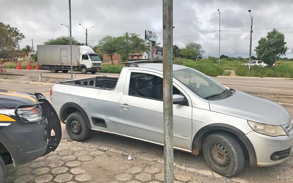 Motorista inabilitado é detido com caminhonete roubada em Caruaru