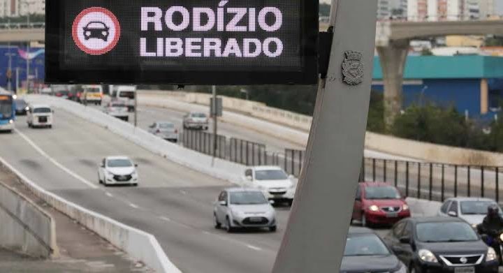 Governo-PE encerra rodízio de veículos e bloqueios