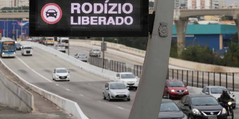 Governo-PE encerra rodízio de veículos e bloqueios Governo-PE encerra rodízio de veículos e bloqueios