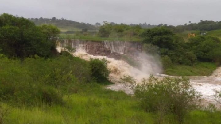 Barragem se rompe em Sairé e em Caruaru Defesa Civil alerta moradores de áreas ribeirinhas