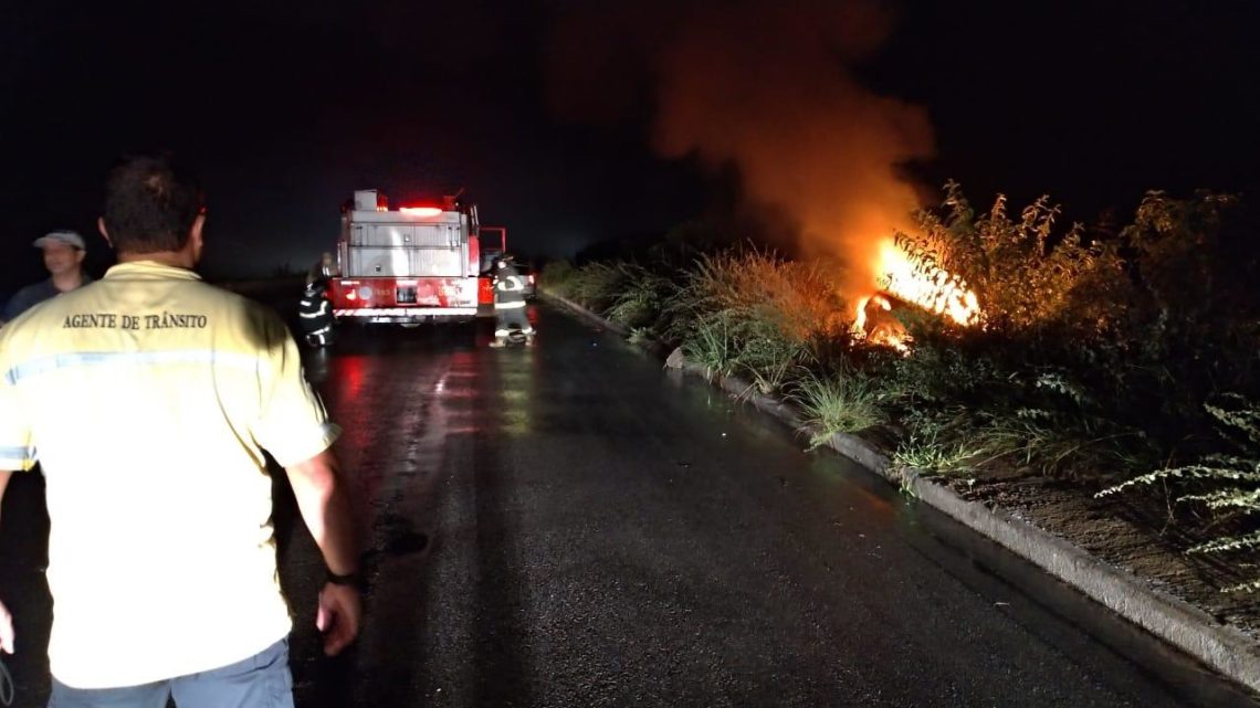 Corpo carbonizado dentro de carro em chamas na BR-104 em Caruaru