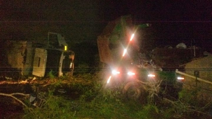 Colisão entre dois caminhões e um deles invadiu uma casa em Caruaru