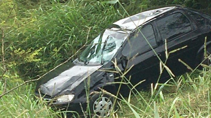 Radialista capota carro na BR-232, após caminhão fazer ultrapassagem indevida