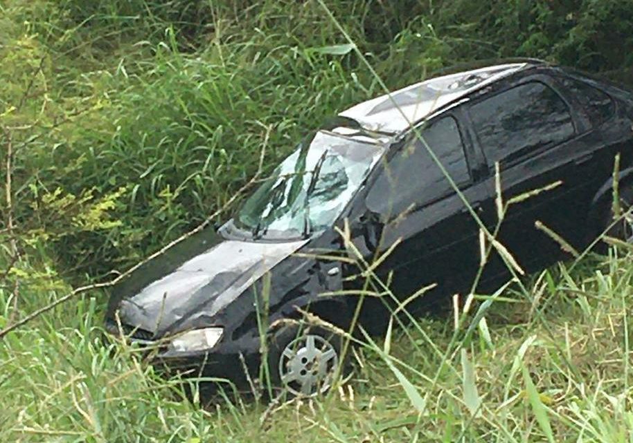 Radialista capota carro na BR-232, após caminhão fazer ultrapassagem indevida