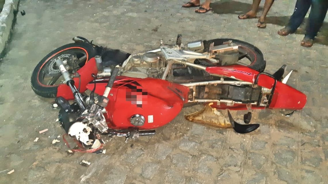 Colisão entre moto e caminhão com vítima fatal na BR-104 em Agrestina-PE Colisão entre moto e caminhão com vítima fatal na BR-104 em Agrestina-PE