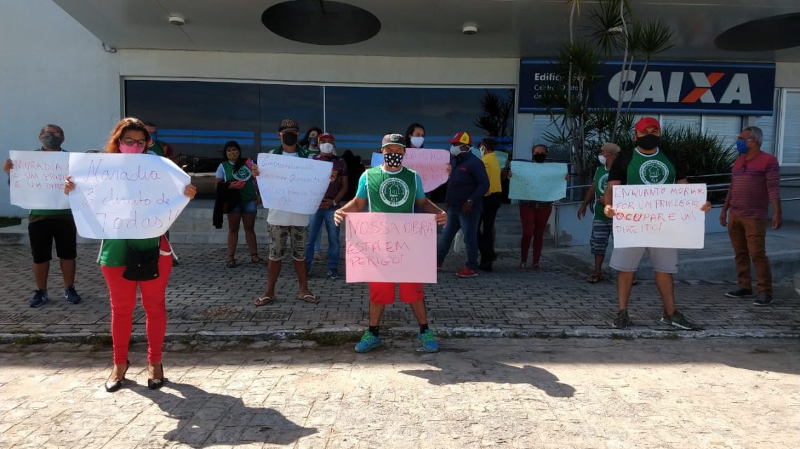 Famílias Sem Teto do loteamento Severino Querino fazem protesto na Caixa em Caruaru Famílias Sem Teto do loteamento Severino Querino fazem protesto na Caixa em Caruaru
