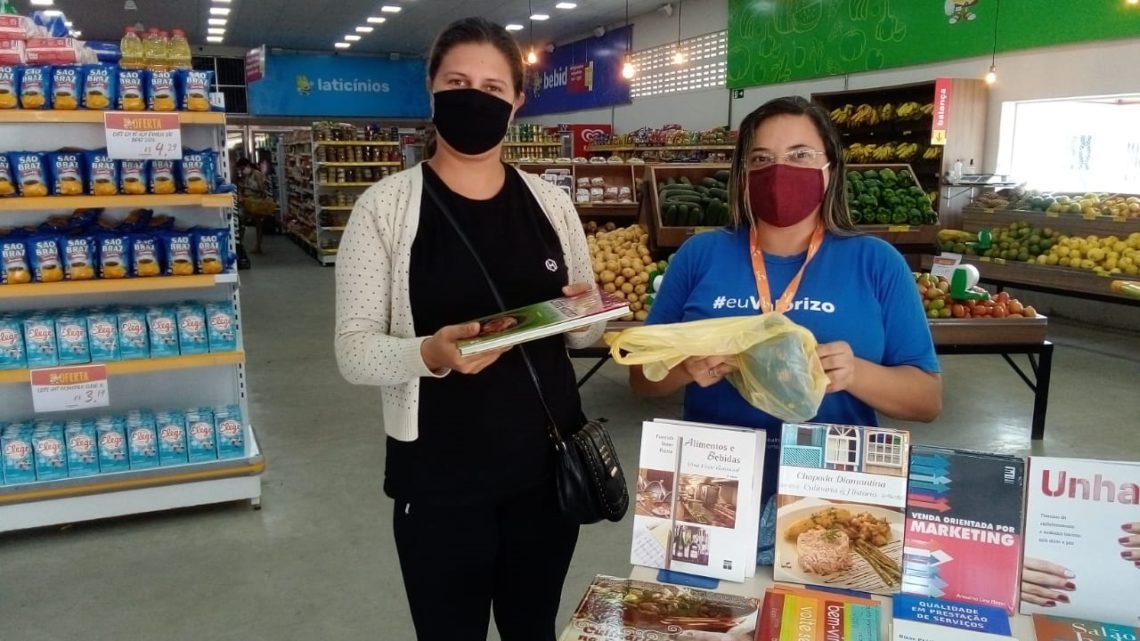 Livros didáticos são trocados por alimentos em Caruaru Livros didáticos são trocados por alimentos em Caruaru