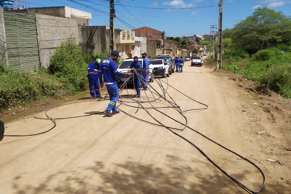Compesa identifica ligação clandestina e acusado de vender água a famílias de baixa renda é preso