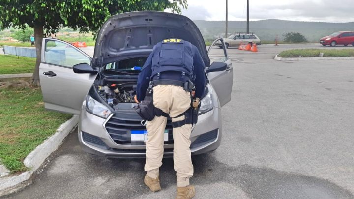 Homem é detido com carro roubado ao buscar irmão em delegacia de Caruaru