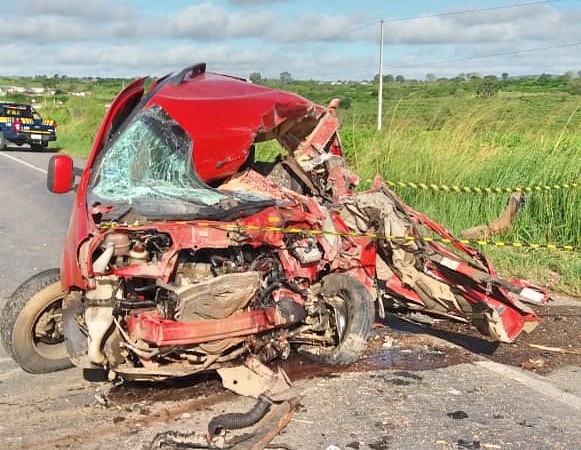 Colisão entre doblô e caminhão com vítima fatal na BR-423 em Pernambuco Colisão entre doblô e caminhão com vítima fatal na BR-423 em Pernambuco