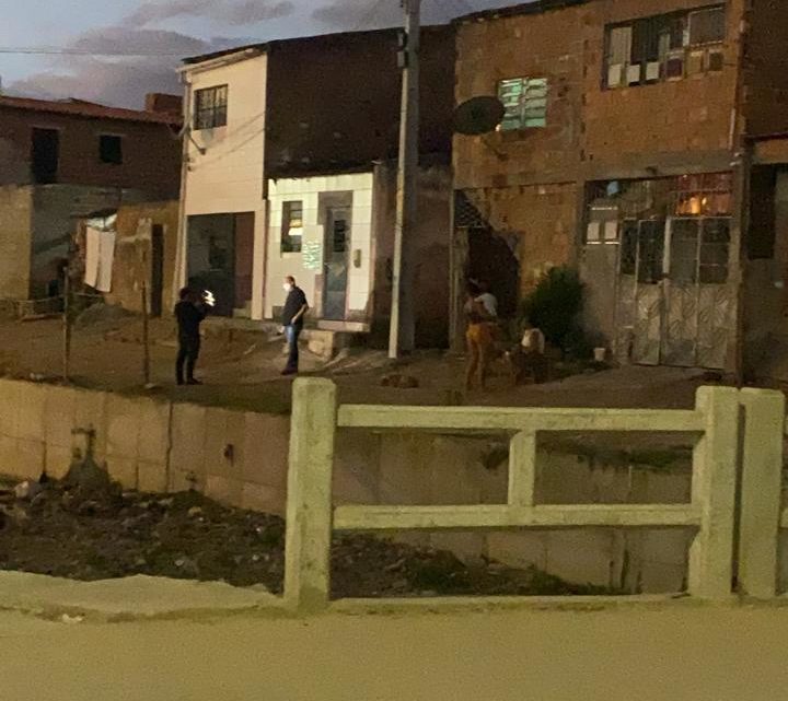 Jovem é vítima de bala perdida em Caruaru neste sábado (13) Jovem é vítima de bala perdida em Caruaru neste sábado (13)