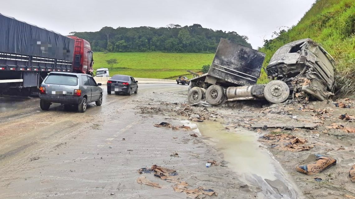 Acidente envolvendo dois caminhões na BR-101 em Palmares Acidente envolvendo dois caminhões na BR-101 em Palmares