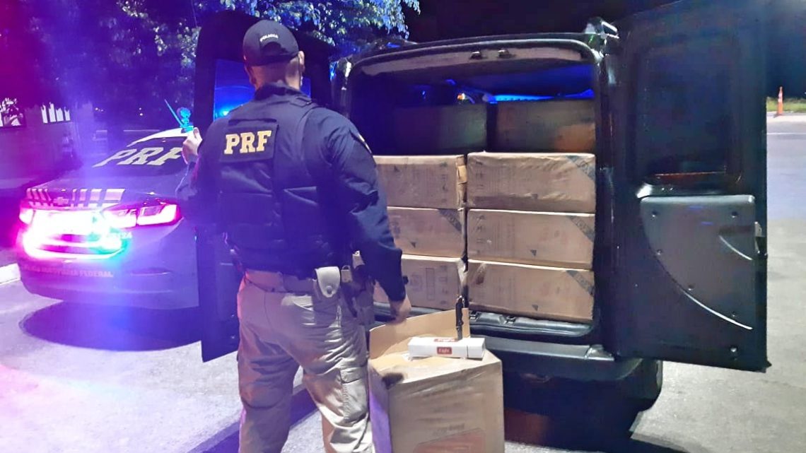Dois homens detidos com 15 mil maços de cigarro paraguaio na BR-232 em São Caitano Dois homens detidos com 15 mil maços de cigarro paraguaio na BR-232 em São Caitano