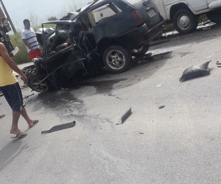 Casal morre em colisão entre carro e caminhão na PE-90 em Surubim Casal morre em colisão entre carro e caminhão na PE-90 em Surubim