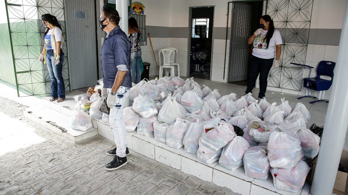 Distribuição de kits alimentares para alunos da municipal de ensino de Caruaru nesta quarta (17) e quinta (18) Distribuição de kits alimentares para alunos da municipal de ensino de Caruaru nesta quarta (17) e quinta (18)