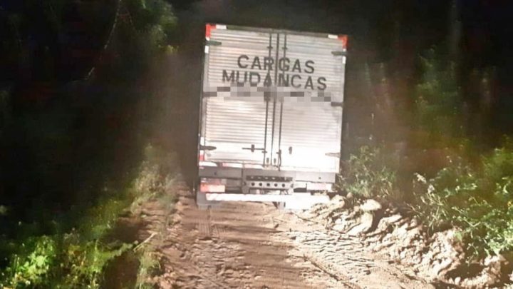 Caminhão e carga de tecidos roubados são recuperados em Caruaru