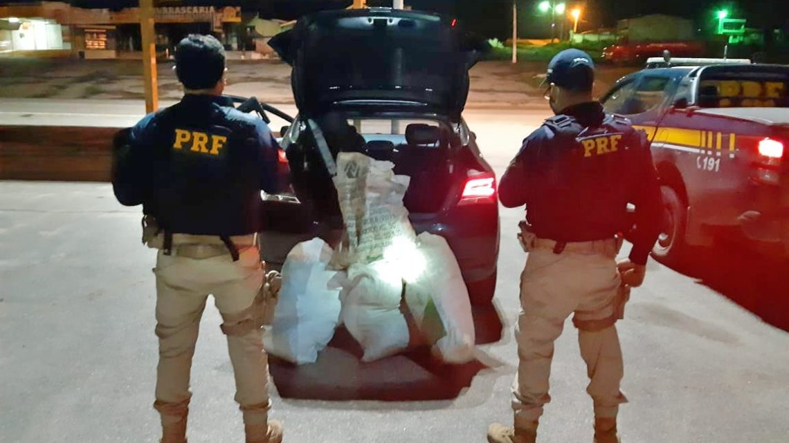 Após colidir em viatura da PRF dupla é detida com 24Kg de maconha em Caruaru