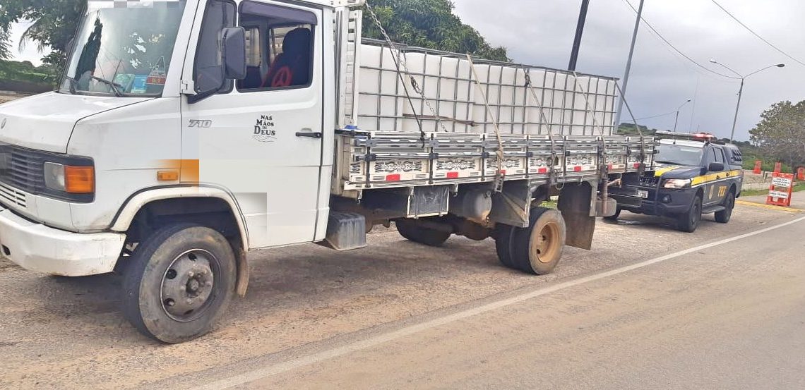PRF flagra adolescente de 13 anos dirigindo caminhão em Caruaru