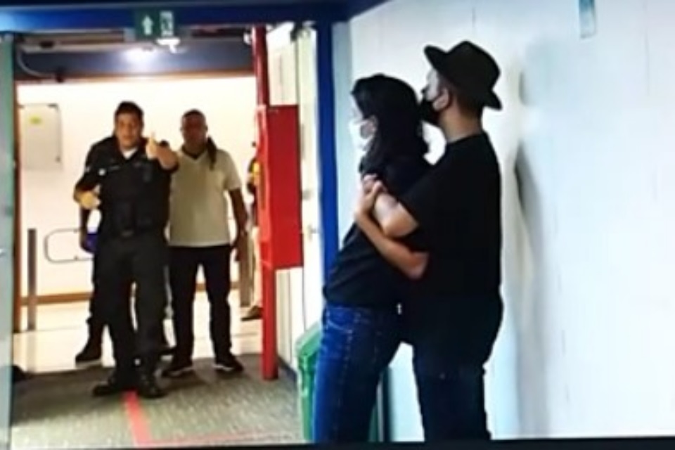 Homem é preso após invadir a TV Globo no Rio e fazer repórter refém Homem é preso após invadir a TV Globo no Rio e fazer repórter refém