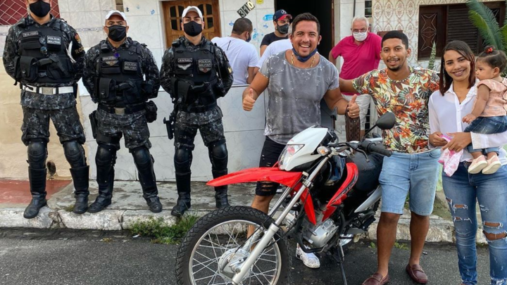 Anderson Entregador de Pizzas ganha moto de empresários
