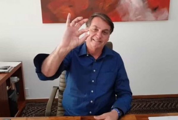 Jair Bolsonaro toma hidroxicloroquina em vídeo: “Eu confio, e você?”