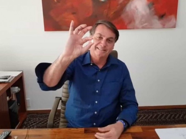 Jair Bolsonaro toma hidroxicloroquina em vídeo: “Eu confio, e você?”