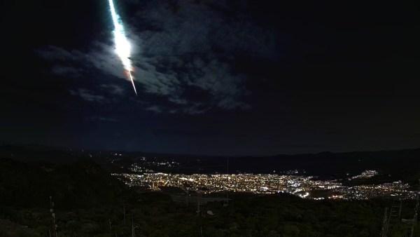 Meteoro cruza céu do Sertão de Pernambuco entre Serra Talhada e Arcoverde