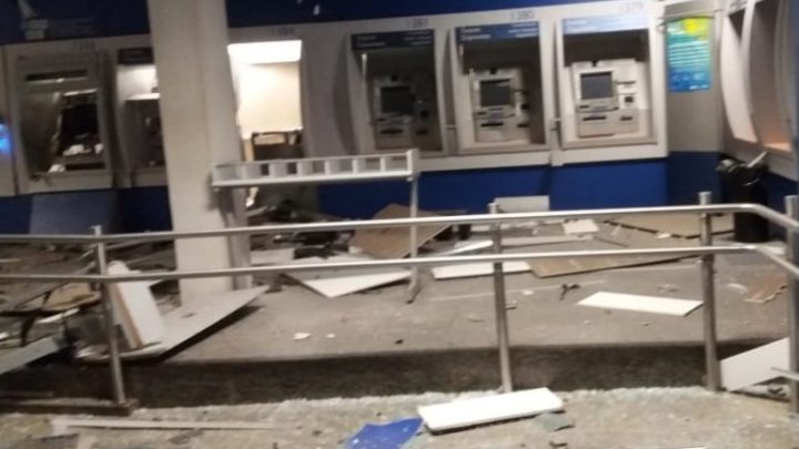 Quadrilha explode caixas eletrônicos da Caixa Econômica Federal de Limoeiro