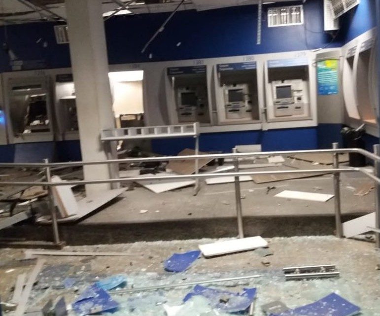 Quadrilha explode caixas eletrônicos da Caixa Econômica Federal de Limoeiro Quadrilha explode caixas eletrônicos da Caixa Econômica Federal de Limoeiro