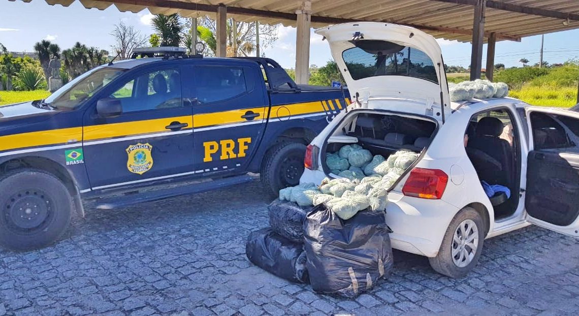 Automóvel carregado com maconha é apreendido após capotar em Pombos-PE