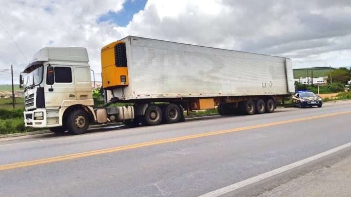 Carga com 110 mil latas de cerveja sem nota fiscal e excesso de peso é retida em Garanhuns
