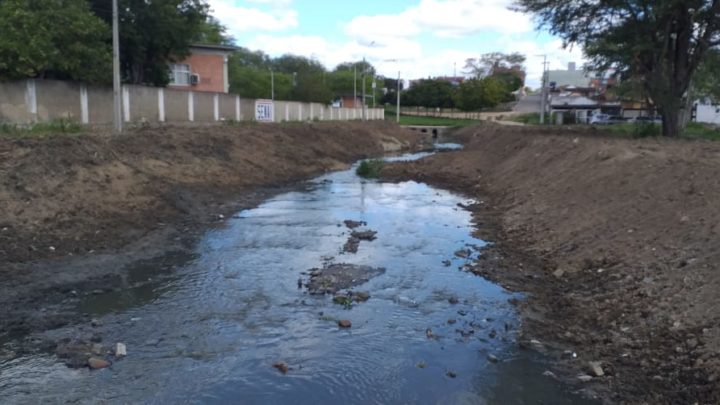 Secretaria de Serviços Públicos realiza o desassoreamento do rio Ipojuca e canais em Caruaru