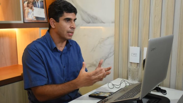 Lessa se reúne com representantes de bares e restaurantes de Caruaru
