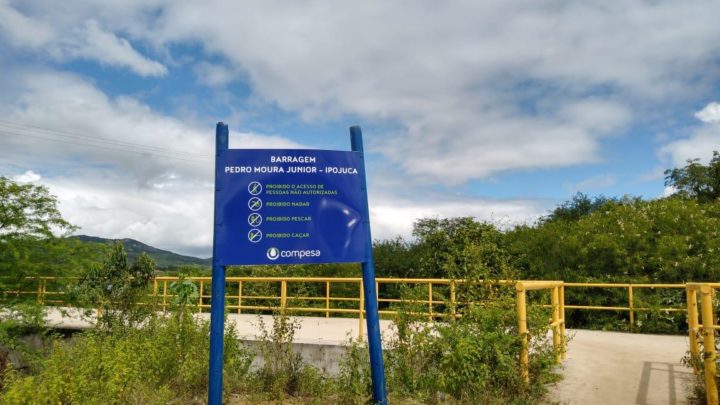 Compesa instala placas de advertência em barragens do Agreste-PE