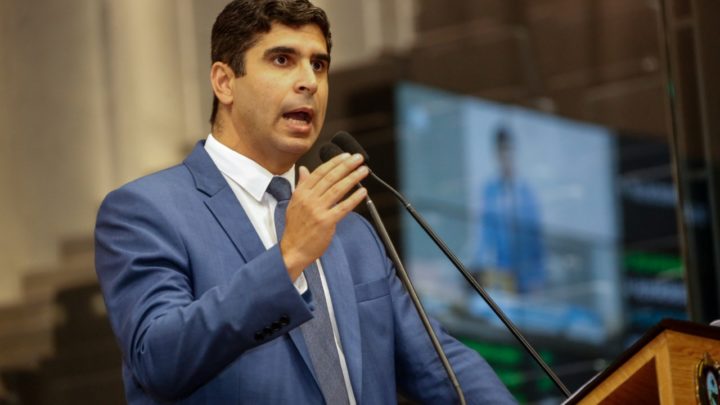Lessa solicita ampliação do número permitido de pessoas em templos religiosos