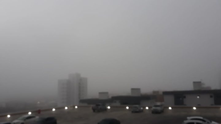 Caruaru amanhece com forte nevoeiro nesta quinta-feira (02)