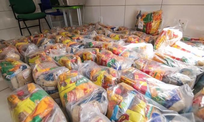Entrega dos kits alimentares nas escolas da rede municipal de Caruaru nesta terça (28)