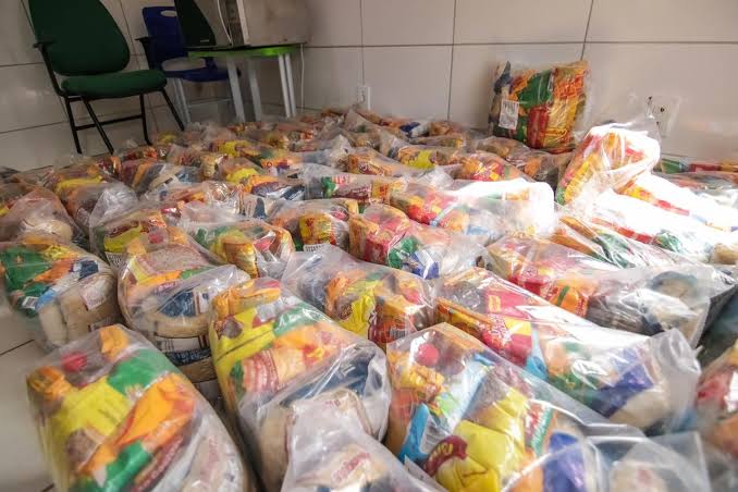 Entrega dos kits alimentares nas escolas da rede municipal de Caruaru nesta terça (28)