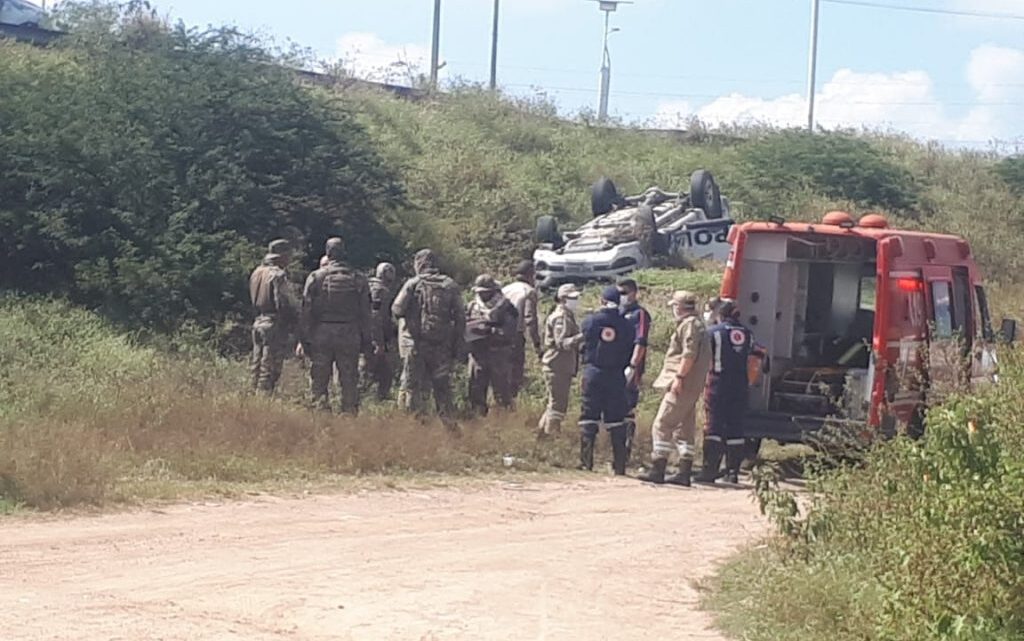 Viatura da Polícia Militar capota e cai em barranco na BR 232