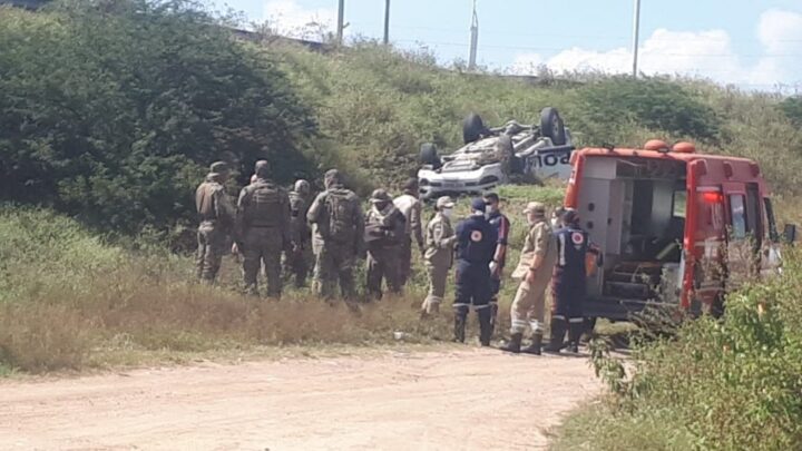 Viatura da Polícia Militar capota e cai em barranco na BR 232