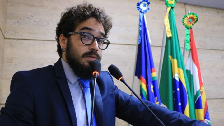 Vereador entrega denúncia sobre servidores de Prefeitura de Caruaru ao Ministério Público Federal