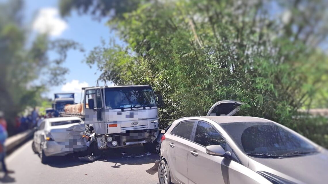 Engavetamento envolve seis veículos na BR-101 no Recife Engavetamento envolve seis veículos na BR-101 no Recife