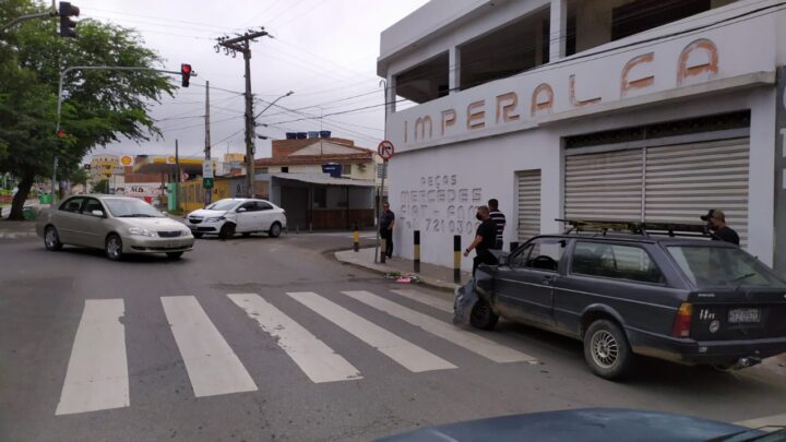 Colisão envolvendo três veículos em Caruaru neste domingo (9)