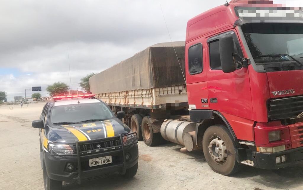 Caminhão com madeira do Pará que seguia para Caruaru sem documentação foi retido na BR 232 Caminhão com madeira do Pará que seguia para Caruaru sem documentação foi retido na BR 232