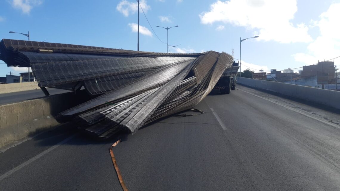 Carreta quebra e parte de carga de ferro derrama na pista em Caruaru