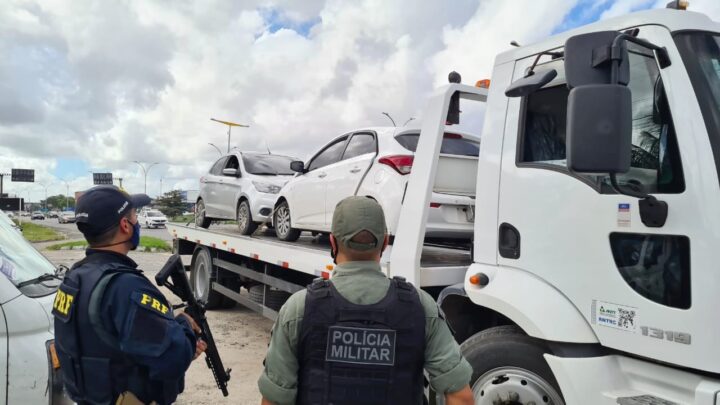 Suspeitos de roubar caminhão são detidos e reféns são libertados na BR-232